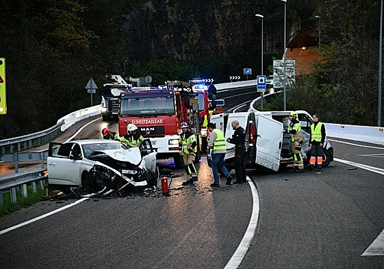 Los bomberos trabajan en el lugar del accidente.