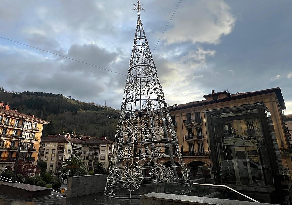 Hay ganas de verel imponenteárbol de GernikakoArbola encendido.