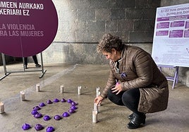 Kontzejupean elkartu dira gaur udal ordezkariek eta herritarrek bost minutuko isilunea egiteko, eta kandela bana pizteko emakumeen kontrako indarkeriaren aurkako sinbolo gisa.