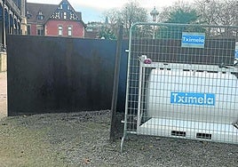 Javier nos envía esta imagen para denunciar el poco tacto de colocar maquinaria empresarial en el Palacio de Miramar junto a una escultura de Richard Serra. «Esto es un escándalo. A quién se le ocurre colocar este depósito al lado de una escultura que la ciudad ha recibido en préstamo».