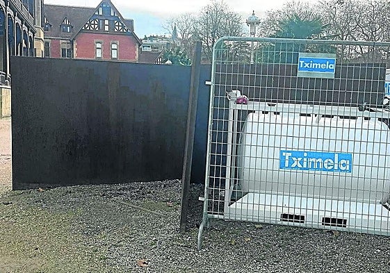Javier nos envía esta imagen para denunciar el poco tacto de colocar maquinaria empresarial en el Palacio de Miramar junto a una escultura de Richard Serra. «Esto es un escándalo. A quién se le ocurre colocar este depósito al lado de una escultura que la ciudad ha recibido en préstamo».