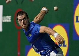 Laso se dispone a golpear la pelota en el Beotibar de Tolosa el pasado lunes.