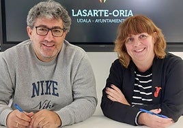 El concejal de Fiestas, Txus Alonso, y la de Participación Ciudadana, Nagore Durán.