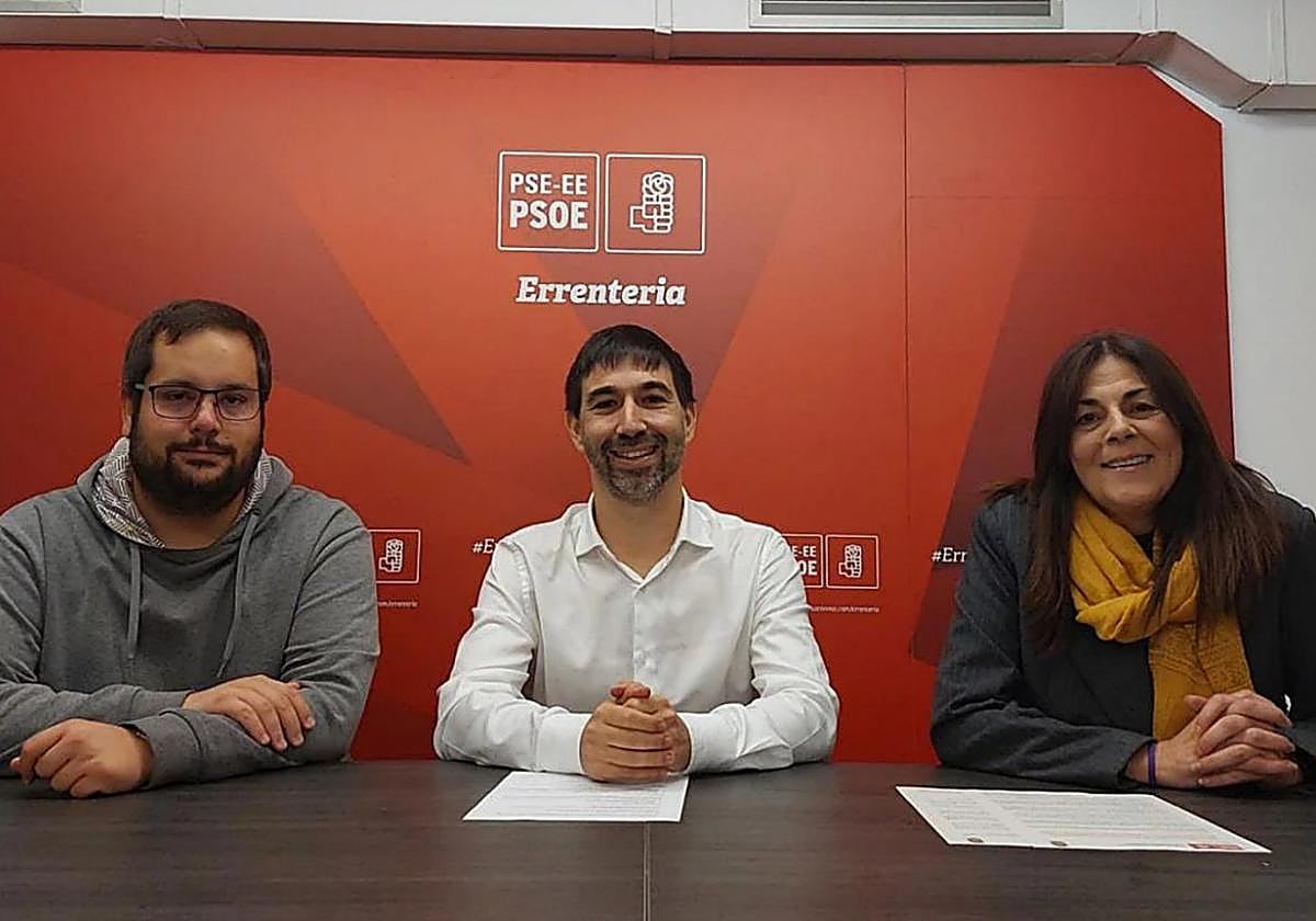 Iñaki Ruiz, Isaac Palencia y Amudena de la Torre en la sede del PSE-EE en Errenteria.