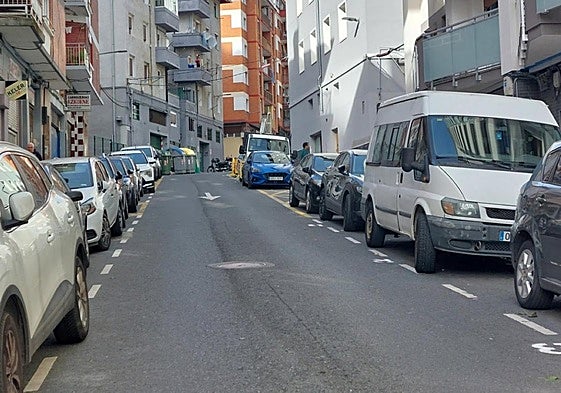Plazas de aparcamiento reservadas para residentes en la calle Azkuene de Trintxerpe.