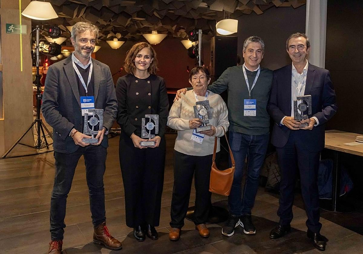 Entre los galardonados, en el centro, Juani Izaguirre, viuda de Mikel Fernández, fundador de la empresa S21Sec.