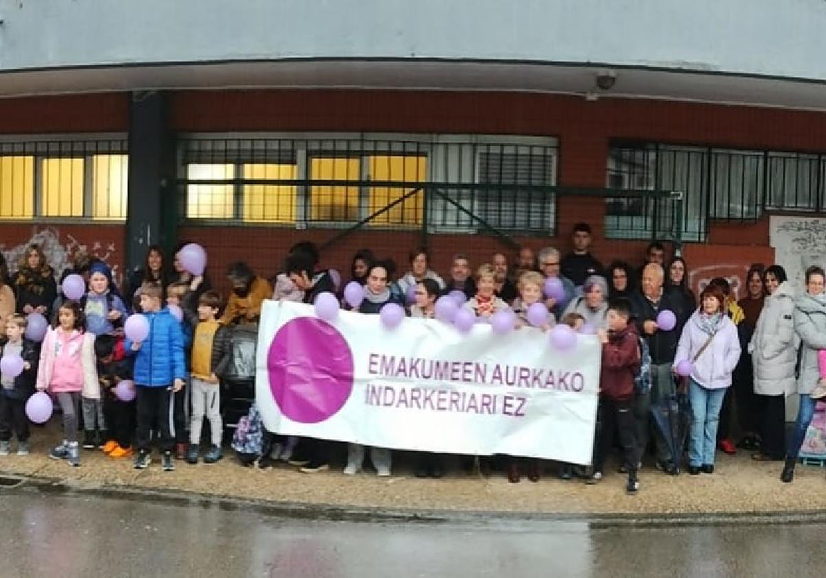 Vecinas y alumnos de San Andrés, mostraron su apoyo ayer por la tarde en una foto grupal tomada frente al centro educativo.