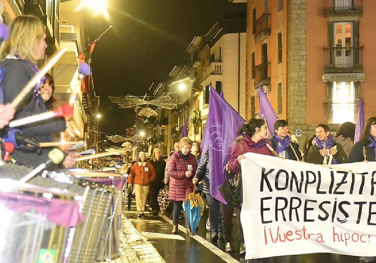 El grupo de batukada feminista esperó en el Triángulo la llegada de la manifestación convocada por la Asanblada Feminista, que desafió a las inclemencias del tiempo.