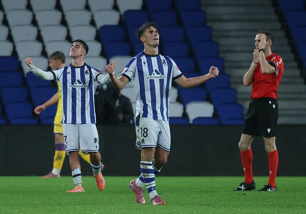 Astiazaran y Carrera celebran la victoria ante el Valladolid en Anoeta tras el pitido final.