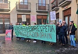 Los trabajadores se han concentrado frente a la oficina de la calle Juncal.
