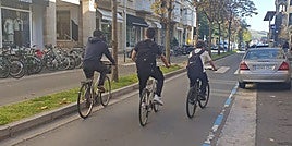 Varios jóvenes en bici en Zarautz.