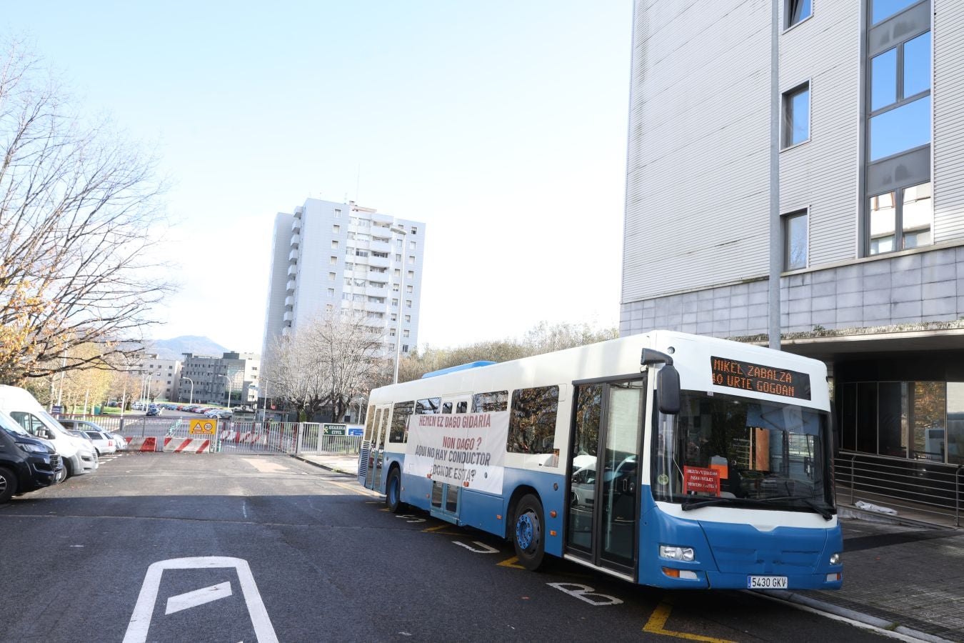El homenaje a Zabalza en el cuartel de Intxaurrondo, en imágenes