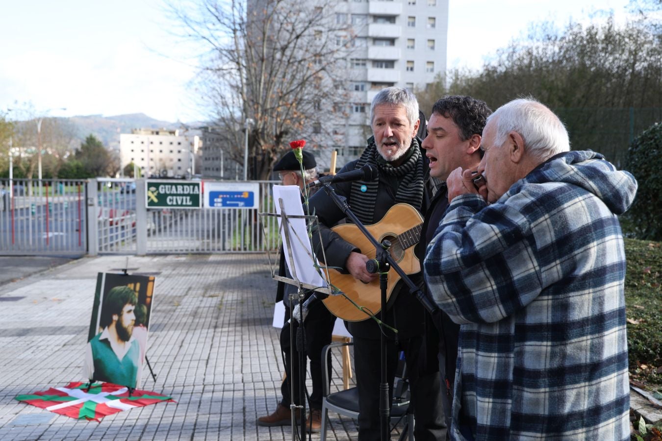 El homenaje a Zabalza en el cuartel de Intxaurrondo, en imágenes