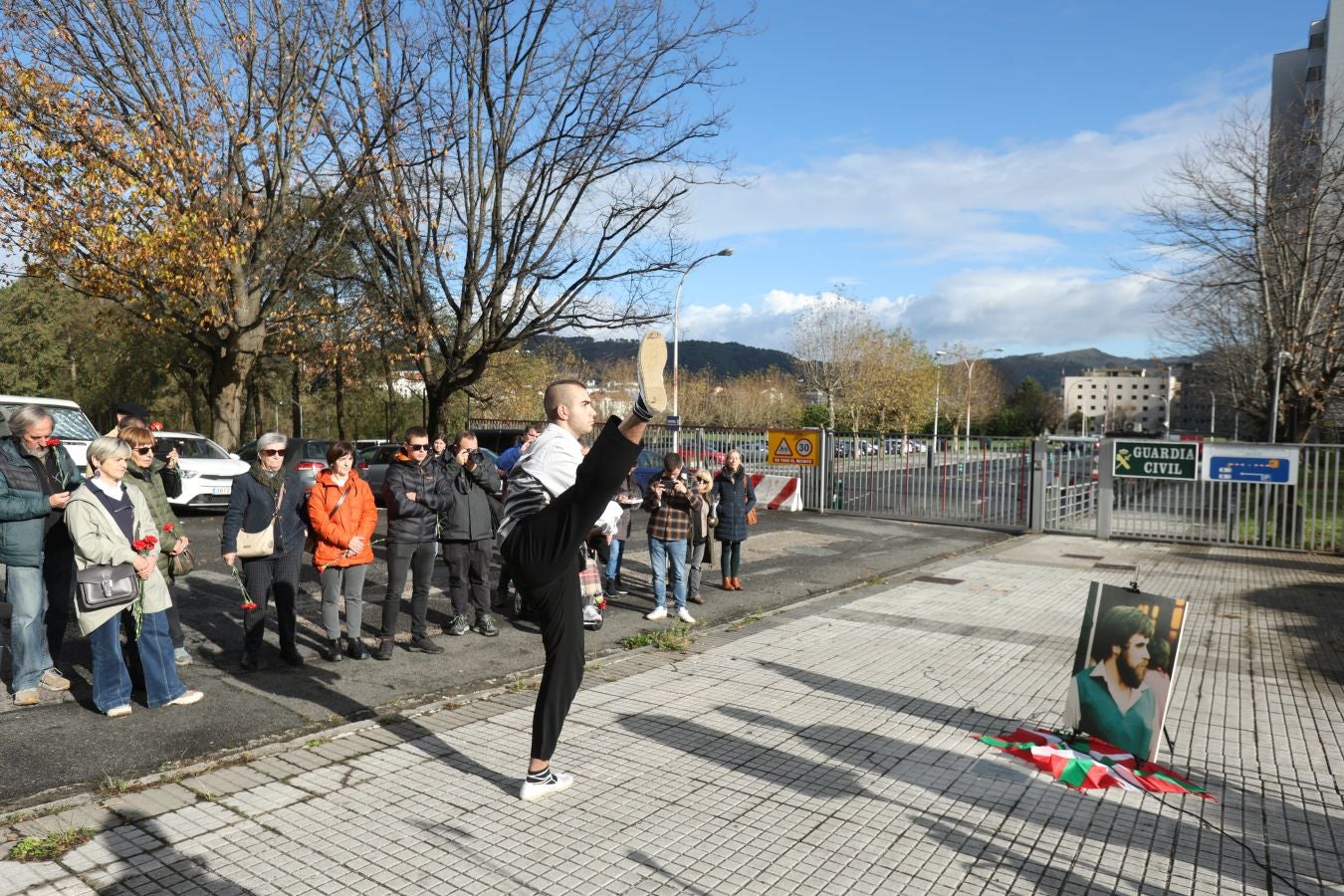 El homenaje a Zabalza en el cuartel de Intxaurrondo, en imágenes