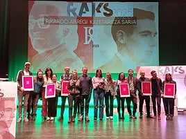 Irabazleak eta finalistak Basteroko oholtan.