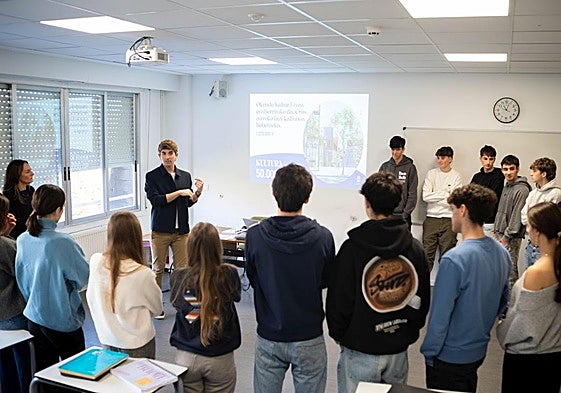 Insausti acudió a la ikastola Axular y habló de los Presupuestos con los alumnos de Bachiller de la asignatura de Economía.