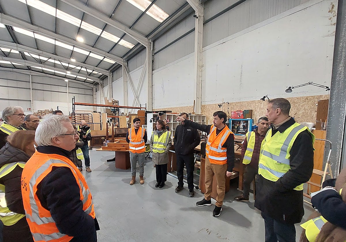 Instante de la visita, con el diputado de Sostenibilidad y el alcalde de Urnieta en primer plano.