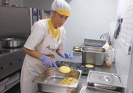 Una de las cocineras prepara el menú para los alumnos de Lardizabal Herri Eskola, en Aia.