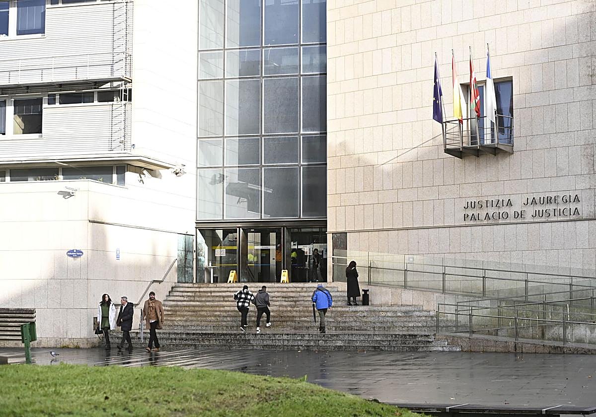 El juzgado de lo Mercantil, ubicado en el palacio de Justicia de Donostia, es el competente en esta materia.