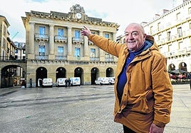 José Ramón Mendizabal 'Mendi', este miércoles en la plaza de la Constitución de San Sebastián, señalando el reloj que le guiará el 19 de enero al anochecer para dar inicio a la gran fiesta donostiarra.