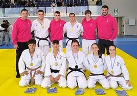 Judokas urnietarras posan con las medallas obtenidas el pasado fin de semana.