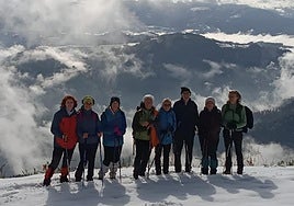 El grupo de 25 montañeros disfrutó de un paisaje nevado iluminado por el sol.