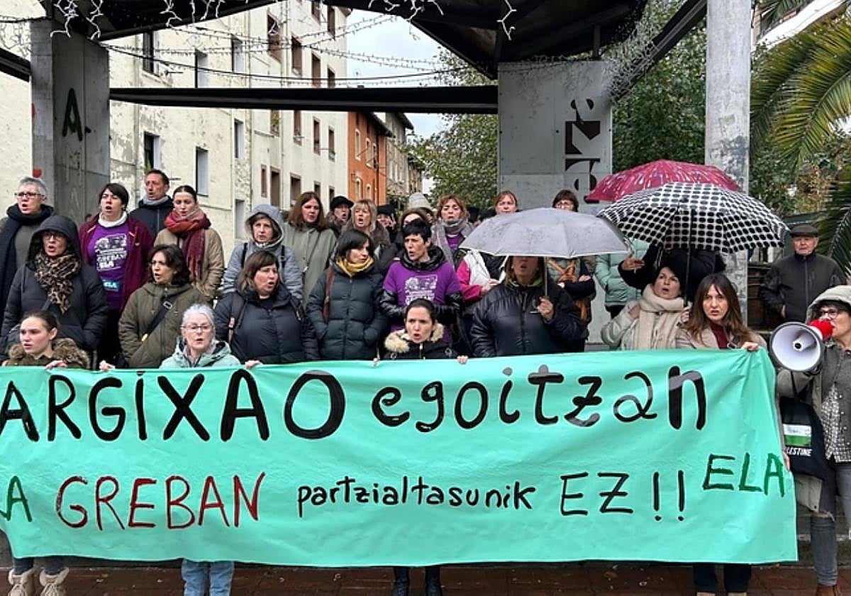 Concentración realizada por las trabajadoras este miércoles en Areizaga-Kalebarren.