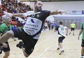 Mikel Beristain, taldeko kapitainak, min hartu du eta ebakuntza egin diote.