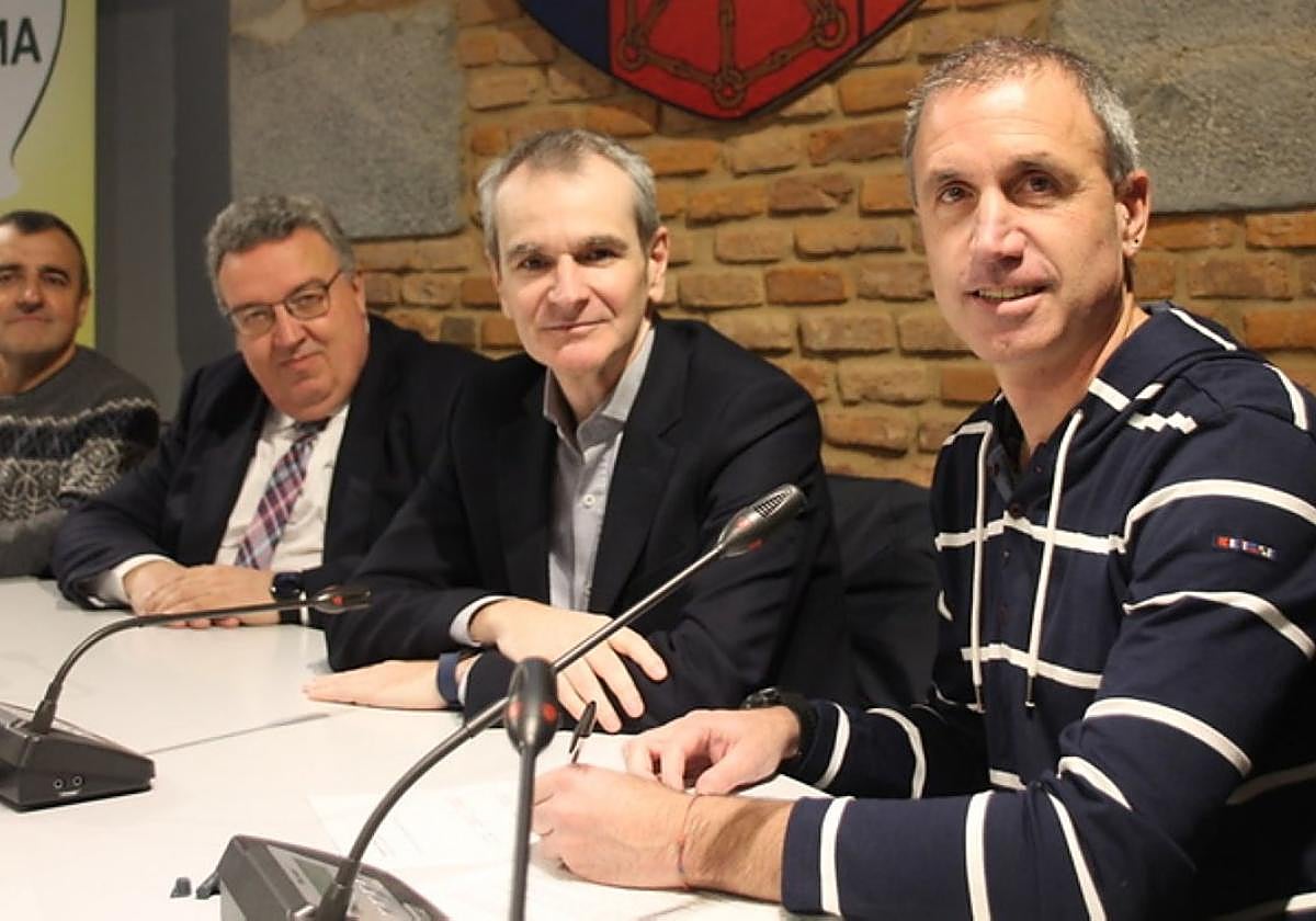 Haritz Alberdi eta bi finantza erakundeetako ordezkariak sinatzen.