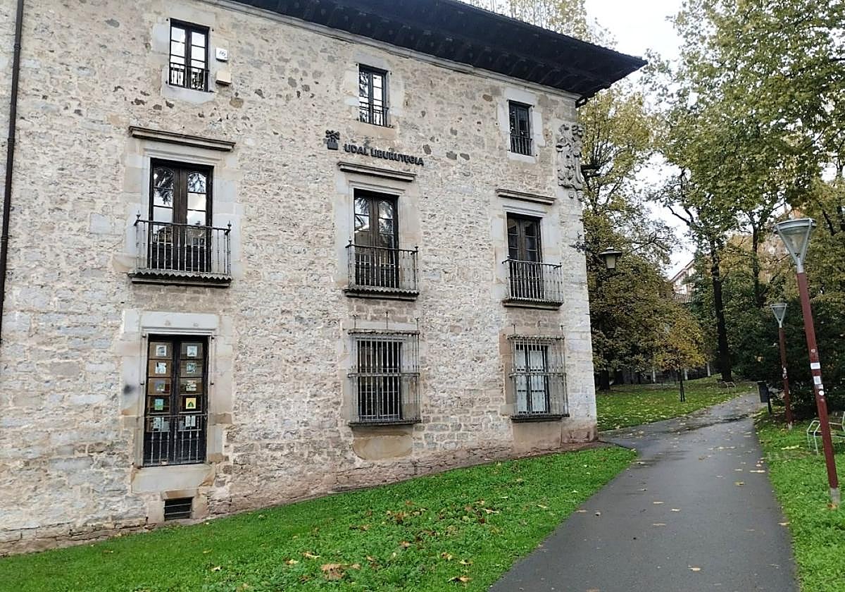 Fachada lateral del palacio de Errotalde, jardín y paso peatonal hacia la ermita y ascensores de Bolu.