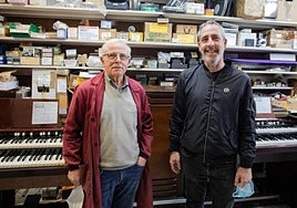 Jesús Maria Agirre y Aitor Alberdi, delante de un Helmholtz.