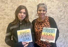 Lukene e Izar, madre e hija, con los dos nuevos cuentos que han alumbrado juntas y presentan este viernes.
