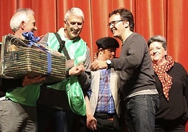 Entrega de cestas de Harreman en un anterior sorteo celebrado en una representación de zarzuela.