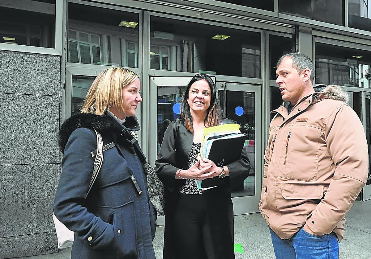 Janire Torres y su marido, José Luis, junto a la abogada que les defiende en el juicio contra la Diputación.