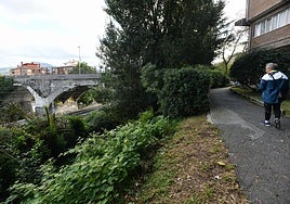 Un hombre pasea por el parque de Hernani donde se produjo el intento de asesinato en 2020.