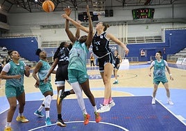 Faye y Eraunzetamurgil, tratan de poner un tapón en el partido ante el Estepona.