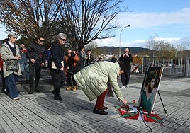 Ofrenda floral en Intxaurrondo en homenaje a Mikel Zabalza.