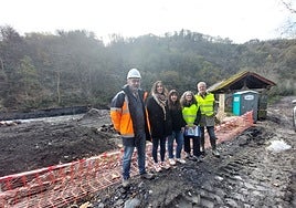 Responsables de las ayuntamientos de Errenteria, Hernani y Ereñotzu en la zona de la antigua presa.