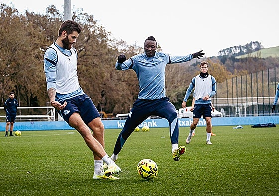 Sadiq trata de robarle el balón a Caleta-Car en el entrenamiento del miércoles en Zubieta.