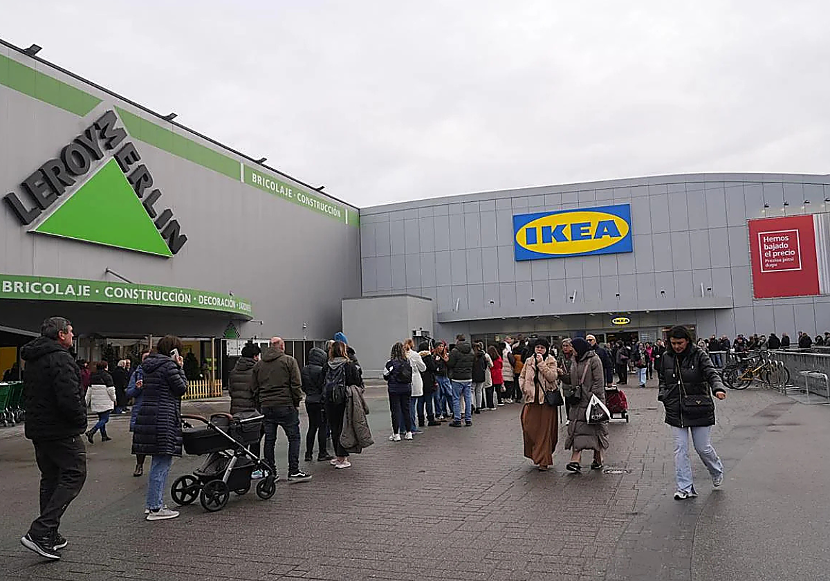 Largas colas antes de la inauguración de Ikea, en El Boulevard.