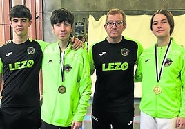 Los tres deportistas junto con Juma Estévez, de Lezoko Beleak.