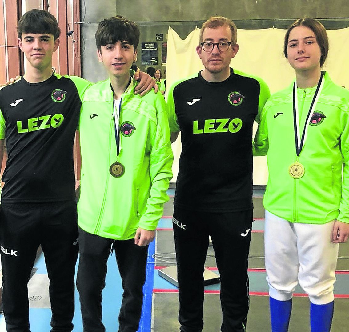 Los tres deportistas junto con Juma Estévez, de Lezoko Beleak.