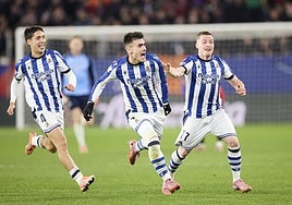 Barrene celabra su gol junto a Gorroxategi antes de ser empujado opr Sergio Gómez