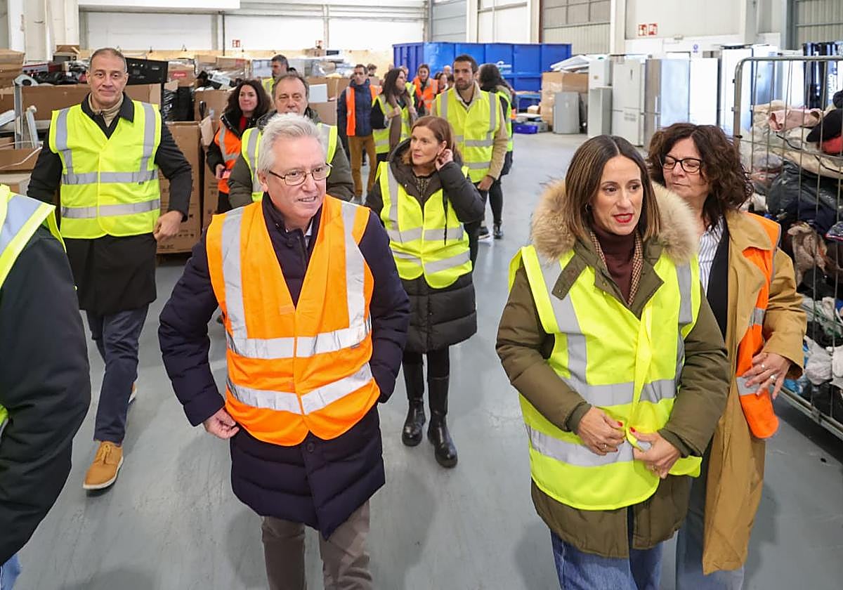Puertas abiertas para conocer la planta de tratamiento de residuos voluminosos