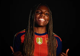 Edna Imade posa con la camiseta de la selección.