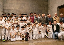 Iazko finalistak eta Oteiza pilota elkarteko kideak udal arduradunekin.