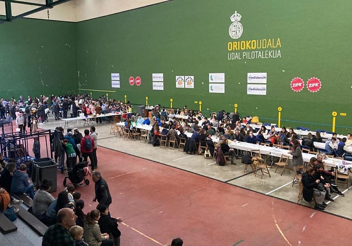 Pilotalekurik gabe, aurten bazkari herrikoia Karela kiroldegian izango da.