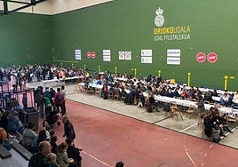 Pilotalekurik gabe, aurten bazkari herrikoia Karela kiroldegian izango da.