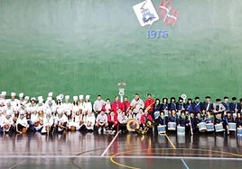 Pasa den urteko helduen danborradako talde argazkia, Zubipe kiroldegian.