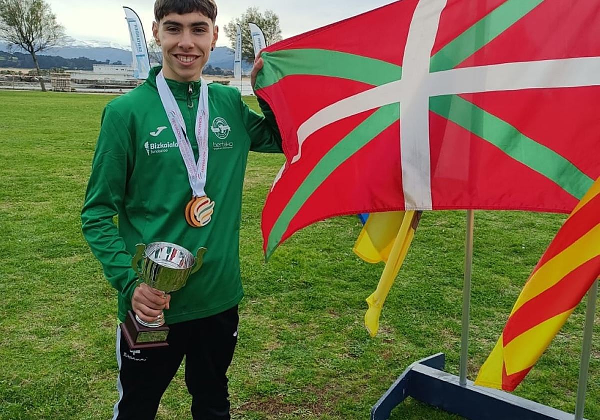 Fernández, con el trofeo de campeón en Santander.